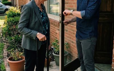 Ik vloog het hele land over om mijn zoon te zien – hij keek op zijn horloge en zei: ‘Je bent 15 minuten te vroeg, wacht maar even buiten!’