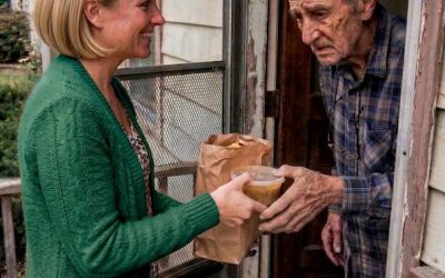 Jarenlang kookte ik het avondeten voor de eenzaamste, meest onvriendelijke 80-jarige man in mijn straat. Toen hij overleed, liet zijn testament mij en zijn drie kinderen sprakeloos achter.