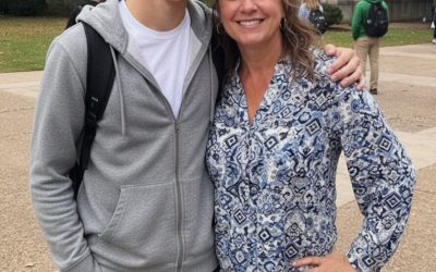 Mijn 19-jarige zoon, die op de universiteit zit, stuurde me een berichtje met de tekst: “Het spijt me zo, mam,” voordat hij zijn telefoon uitzette. Tien minuten later belde een onbekend nummer me op en barstte ik in tranen uit.