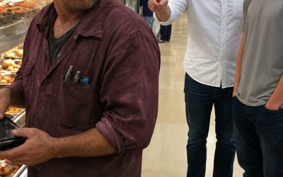 Een man wees naar mijn met vet besmeurde handen en zei tegen zijn zoon dat ik een mislukkeling was – slechts enkele ogenblikken later veranderde de mening van zijn zoon over mij volledig.