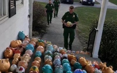 Mijn zesjarige zoon maakte zijn spaarpot leeg om onze bejaarde buurvrouw te helpen toen de stroom in haar huis uitviel. De volgende ochtend lag onze tuin vol met spaarpotten, stonden er politieauto’s op straat en gaf een agent me een rode spaarpot met de waarschuwing: “Maak deze open.”