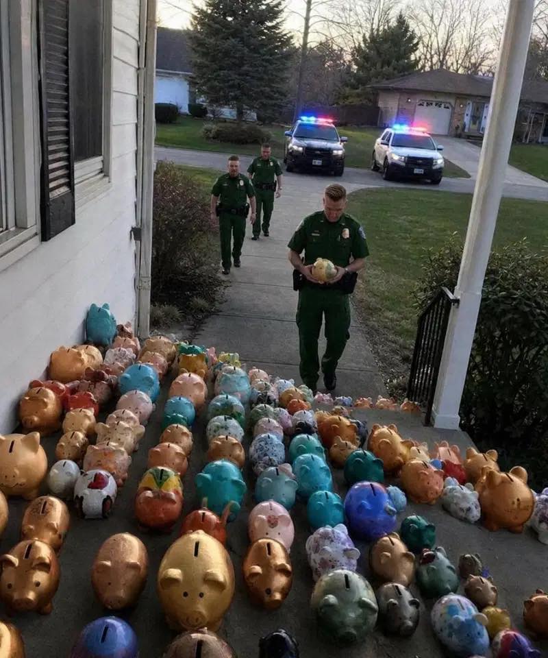 Mijn zesjarige zoon maakte zijn spaarpot leeg om onze bejaarde buurvrouw te helpen toen de stroom in haar huis uitviel. De volgende ochtend lag onze tuin vol met spaarpotten, stonden er politieauto’s op straat en gaf een agent me een rode spaarpot met de waarschuwing: “Maak deze open.”