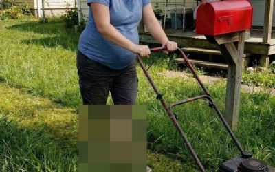 Ik maaide het gazon voor de 82-jarige weduwe van de buren – de volgende ochtend maakte een sheriff me wakker met een verzoek waardoor mijn bloed koud werd.