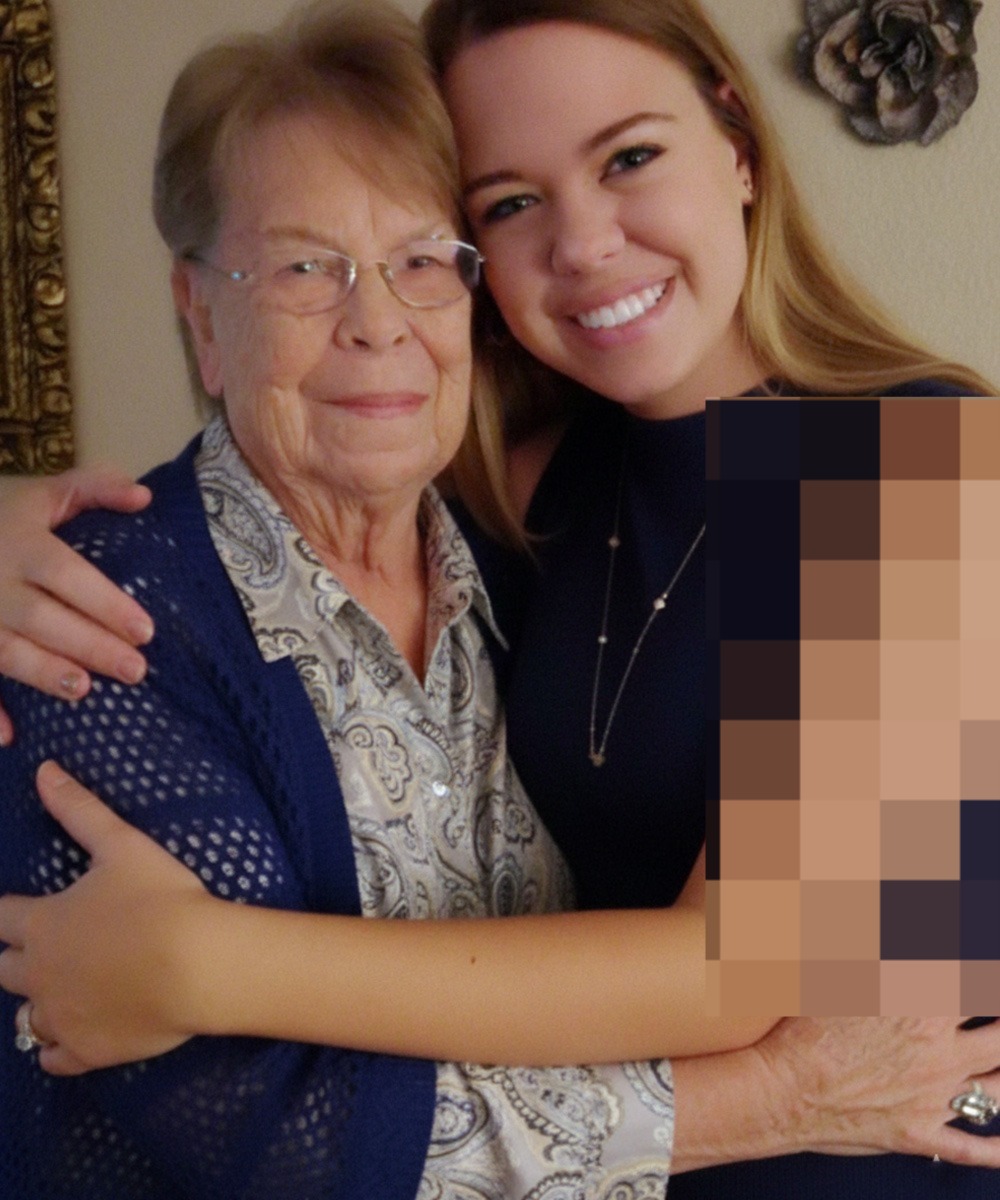 Tijdens de begrafenis van mijn oma zag ik mijn moeder een pakketje in de kist verstoppen. Ik pakte het stiekem aan en was stomverbaasd toen ik erin keek.