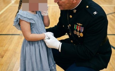Mijn dochter werd uitgelachen omdat ze alleen stond bij het vader-dochterbal – totdat er een dozijn mariniers de sporthal binnenkwamen.