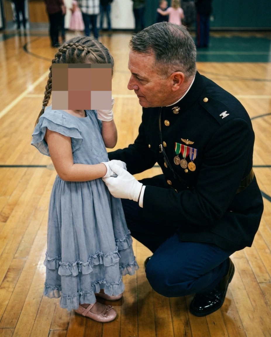 Mijn dochter werd uitgelachen omdat ze alleen stond bij het vader-dochterbal – totdat er een dozijn mariniers de sporthal binnenkwamen.