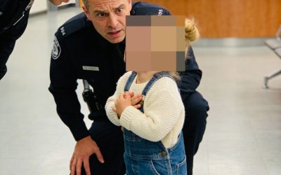 Een klein meisje ging naar het politiebureau om een ​​ernstig misdrijf op te biechten, maar wat ze zei schokte de agent volledig. Die dag kwam er een gezin naar het politiebureau: een moeder, een vader en hun dochtertje van amper twee jaar oud. Het meisje had tranen in haar ogen en zag er erg verdrietig uit. De ouders waren ook nerveus en wisten duidelijk niet wat ze moesten doen. “Kunnen we een agent spreken?” vroeg de vader zachtjes aan de receptioniste. “Pardon meneer, ik …” Meer bekijken