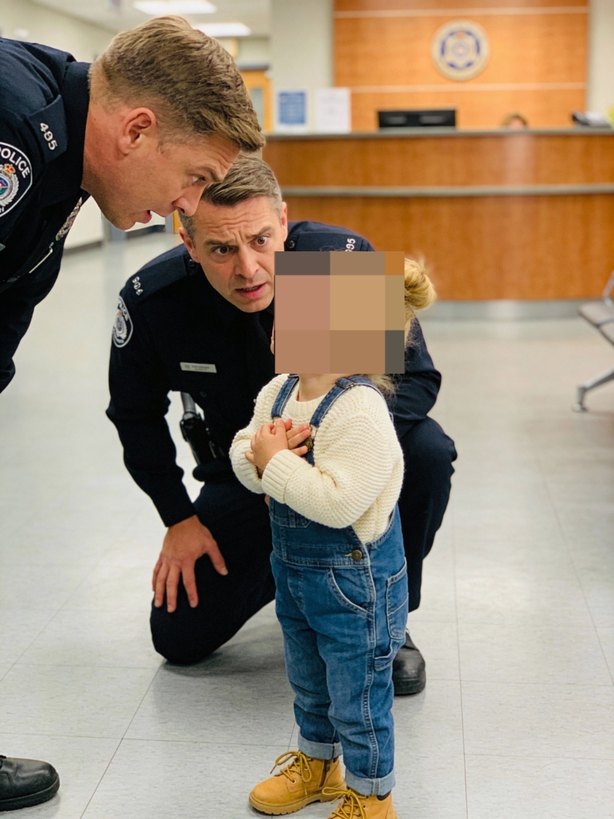Een klein meisje ging naar het politiebureau om een ​​ernstig misdrijf op te biechten, maar wat ze zei schokte de agent volledig. Die dag kwam er een gezin naar het politiebureau: een moeder, een vader en hun dochtertje van amper twee jaar oud. Het meisje had tranen in haar ogen en zag er erg verdrietig uit. De ouders waren ook nerveus en wisten duidelijk niet wat ze moesten doen. “Kunnen we een agent spreken?” vroeg de vader zachtjes aan de receptioniste. “Pardon meneer, ik …” Meer bekijken