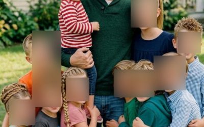 Ik werd voogd voor de tien kinderen van mijn overleden verloofde. Jaren later keek mijn oudste me aan en zei: ‘Papa, ik ben er eindelijk klaar voor om je te vertellen wat er echt met mama is gebeurd.’