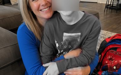 Op Moederdag klopte een klein meisje op mijn deur met de rugzak van mijn zoon in haar handen. Ze zei: ‘Je zocht dit toch? Je moet de waarheid weten.’