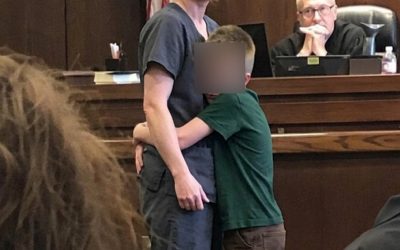 Mijn man beweerde dat ik zijn bedrijf in de rechtbank had geruïneerd – totdat mijn zoontje plotseling fluisterde: ‘De persoon die je erin heeft geluisd is hier.’