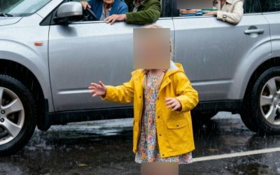 Bij het ophalen namen mijn ouders de kinderen van mijn zus mee en weigerden ze mijn dochter een lift te geven. Toen ze bij de auto aankwam, zei mijn moeder dat ze ondanks de hevige regen naar huis moest lopen. Mijn zesjarige smeekte, maar ze reden weg en lieten haar doorweekt en in tranen achter.