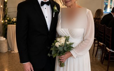 Ik trouwde met een oudere vrouw voor het geld en een plek om te wonen – na haar begrafenis gaf haar advocaat me een doos en zei: ‘Dit is wat je echt wilde.’