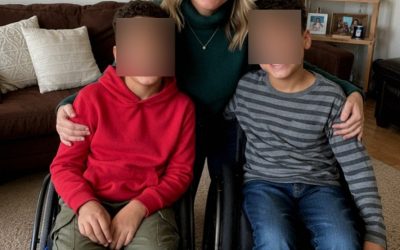 Ik bracht al mijn tijd door met de zorg voor onze gehandicapte zoons terwijl mijn man met zijn secretaresse op pad was. Toen mijn schoonvader daarachter kwam, gaf hij hem een ​​lesje dat de hele familie nooit zal vergeten.