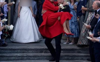 Toen we na onze huwelijksceremonie de kerk verlieten, droeg mijn man zijn moeder in plaats van mij, omdat ‘zij het ook wilde meemaken’. Wat mijn moeder vervolgens deed, schokte iedereen.