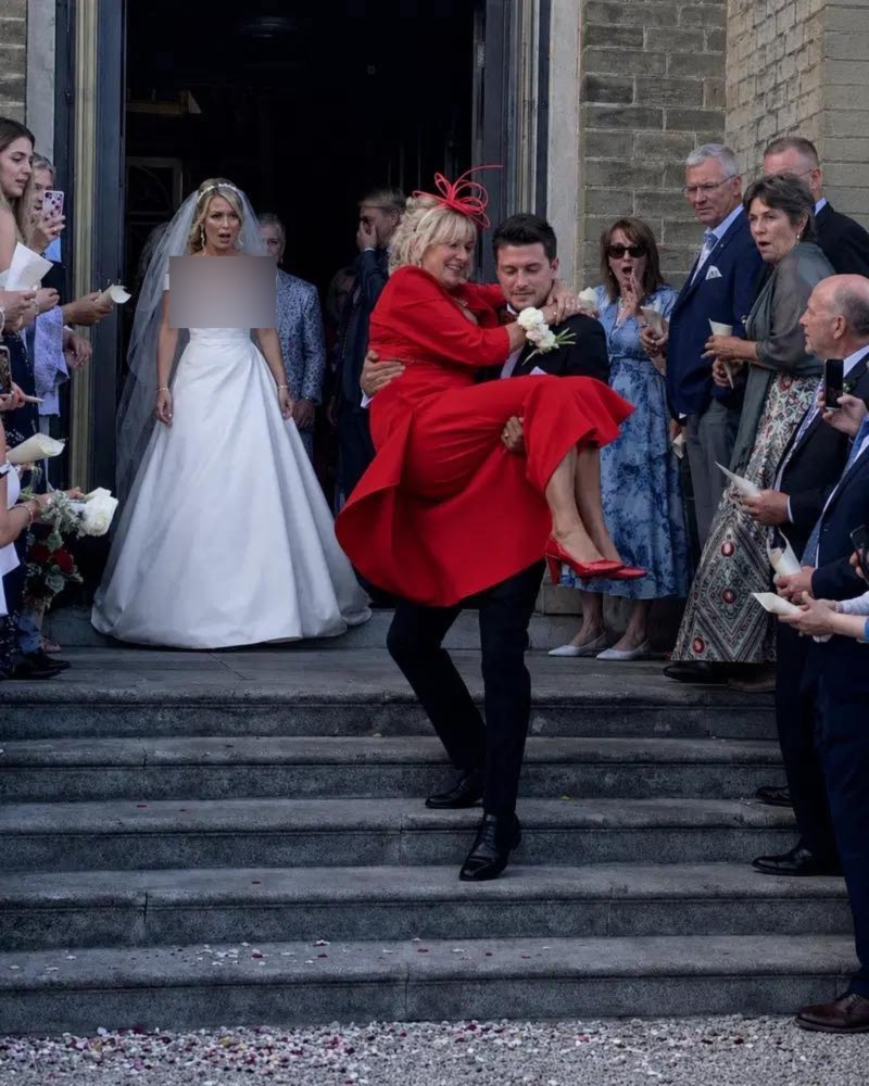 Toen we na onze huwelijksceremonie de kerk verlieten, droeg mijn man zijn moeder in plaats van mij, omdat ‘zij het ook wilde meemaken’. Wat mijn moeder vervolgens deed, schokte iedereen.
