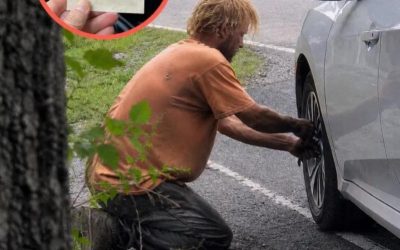 Een dakloze man hielp me een lekke band te verwisselen op Route 9, de plek waar mijn zoon 20 jaar geleden verdween. Wat hij op mijn passagiersstoel achterliet, bracht me diep ontroerd.