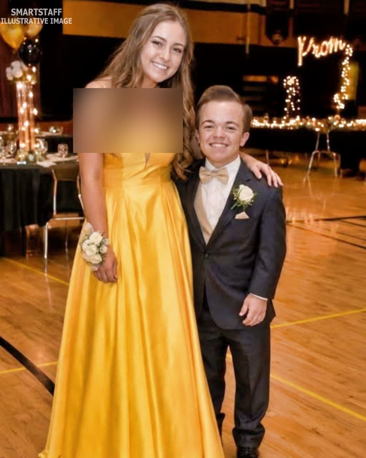 De hele klas lachte mijn vriend uit vanwege zijn lengte, maar tijdens de diploma-uitreiking riep onze leraar ons naar het podium en sprak woorden die iedereen sprakeloos achterlieten.