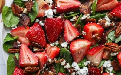 Frisse zomerse salade met aardbeien, feta en vaste pecannoten