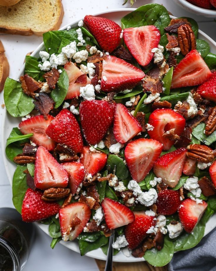 Frisse zomerse salade met aardbeien, feta en vaste pecannoten