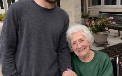 Ik deed me voor als de zoon van een bejaarde vrouw in het verzorgingstehuis, omdat haar echte familie me daarvoor betaalde. Nadat ze was overleden, zei de directeur: ‘Ze heeft nog één laatste wens voor je achtergelaten.’