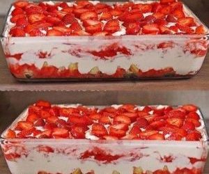 Ik meng 1 kg aardbeien met mascarpone om aardbeientiramisu te maken.