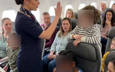 Een jongen bleef tegen de stoel van een zwart meisje schoppen in het vliegtuig, en toen de stewardess ingreep, gaf zijn moeder het meisje de schuld. Wat de luchtvaartmaatschappij vervolgens deed, liet hen verbijsterd achter…