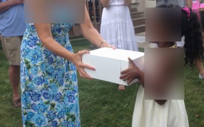 Mijn schoonmoeder gaf mijn 8-jarige dochter een ‘verjaardagstaart’ met een briefje erin: ‘Zelfs je biologische ouders wilden je niet’ – een minuut later zette de karma haar op haar plaats.