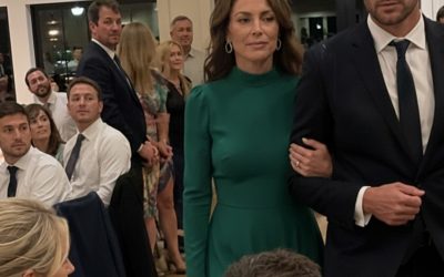 Mijn ex nodigde me uit voor zijn bruiloft om me voor schut te zetten, maar toen hij mijn date zag, werd hij bleek en fluisterde: ‘Je had beloofd dat je het haar nooit zou vertellen.’