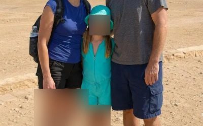 Mijn dochter verdween terwijl ons gezin in Egypte woonde – 20 jaar later ontving ik een ansichtkaart daarvandaan, en de woorden op de achterkant deden mijn knieën knikken.