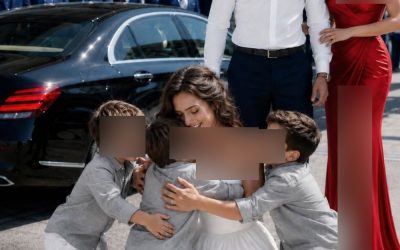 Mijn ex-man, een miljardair, zat naast me in het vliegtuig, puur om me te pesten – totdat er drie kleine jongetjes uit een Bentley stapten en naar me toe renden, roepend: “Mama!”