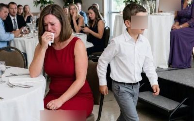 Ik zat stokstijf stil terwijl de hele bruiloftsreceptie in lachen uitbarstte. De bruid van mijn broer had me net een trieste alleenstaande moeder genoemd, en mijn eigen moeder voegde eraan toe dat ik leek op een afgeprijsd artikel met een afgescheurd prijskaartje.