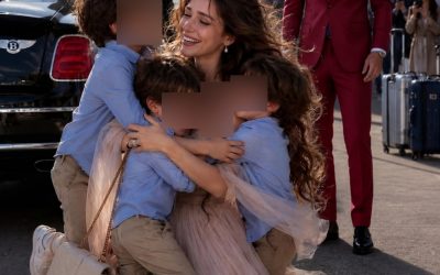 “Mijn ex-man, een miljardair, zat naast me in het vliegtuig, puur om me te vernederen – waarna drie kleine jongens uit een Bentley renden en me ‘mama’ noemden.”