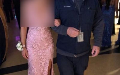 Mijn dochter koos de conciërge van de school om haar over het afstudeerplein te begeleiden in plaats van mij – ik voelde me beschaamd totdat hij een oude envelop uit zijn zak haalde en die hardop voorlas.