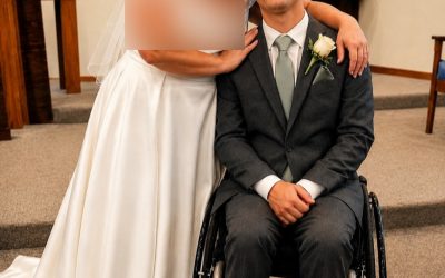 Ik trouwde met een verlamde 20-jarige miljonair voor wie ik zorgde om mijn dochter te redden. Na de bruiloft gaf hij me een envelop met haar naam erop en zei: ‘Dit was de reden waarom ik je echt nodig had.’