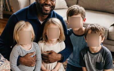Ik adopteerde vier broers en zussen die op het punt stonden gescheiden te worden; een jaar later klopte er een vreemde op mijn deur en onthulde de waarheid over hun ouders.
